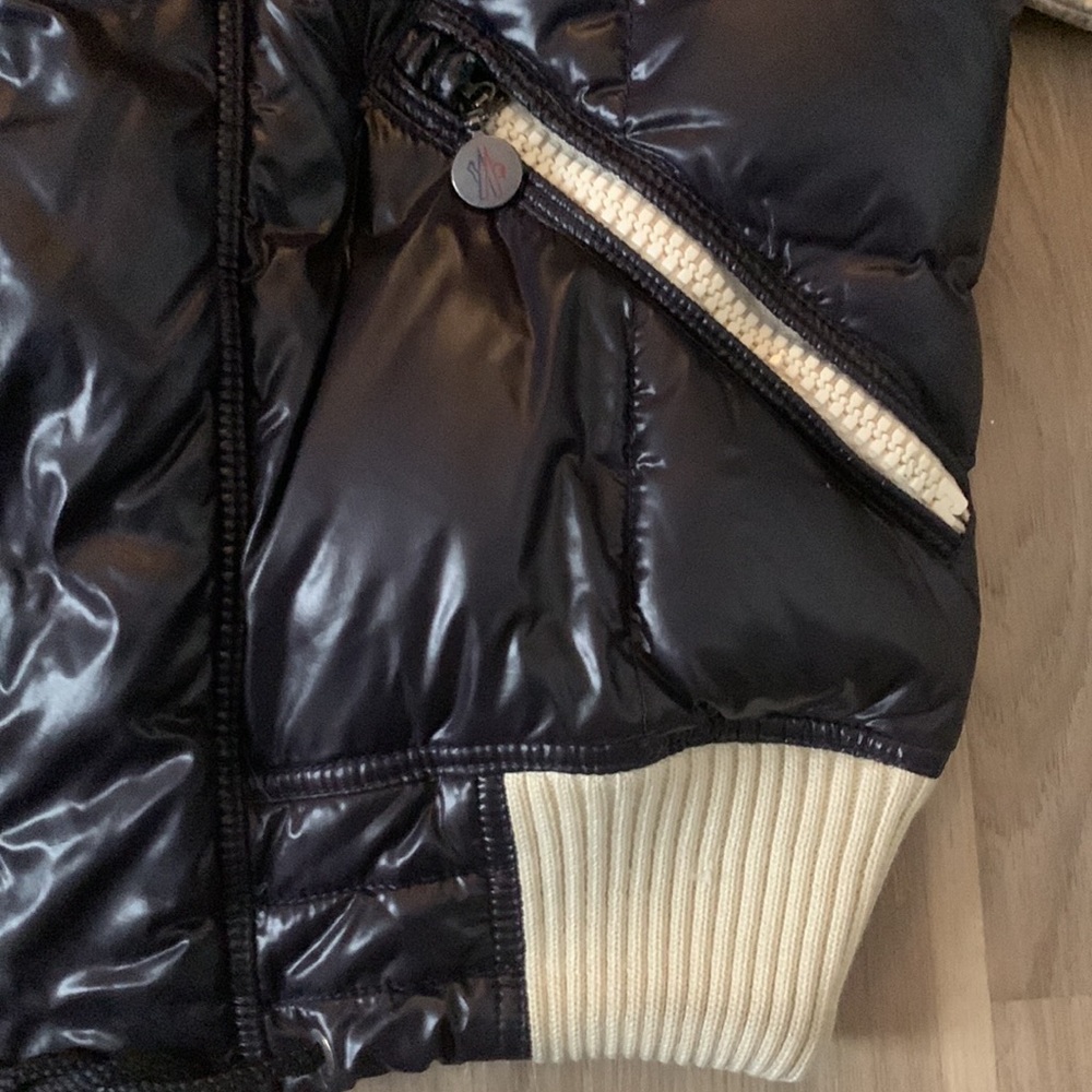 Moncler short, down puffer jacket in navy blue and off-white, size 2 - Picture 4 of 15